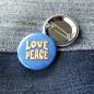 Preview: Ansteckbutton Love and Peace auf Jeans mit Rückseite